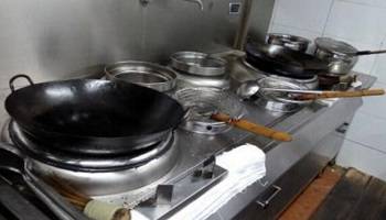 食堂燃?xì)庠罹? /> 
<h3>
	食堂燃?xì)庠罹?
</h3>
1、使用燃?xì)庠罹咔?，?yīng)先檢查所有截門是否關(guān)閉，確認(rèn)無(wú)誤后，開啟總截門再進(jìn)行使用。<br />
2、操作時(shí)須嚴(yán)格執(zhí)行“火等氣”的原則，嚴(yán)禁先開氣后點(diǎn)火，以防爆燃。<br />
3、點(diǎn)火時(shí)，應(yīng)先點(diǎn)燃點(diǎn)火棒，再點(diǎn)燃長(zhǎng)明火，由長(zhǎng)明火點(diǎn)燃主火孔。嚴(yán)禁違章操作。<br />
4、間斷使用時(shí)，須先確認(rèn)長(zhǎng)明火是否長(zhǎng)明，如已熄滅，須按第三條重新操作。嚴(yán)禁盲目操作而發(fā)生燃?xì)庑孤丁?br />
5、使用完畢后，應(yīng)按程序先關(guān)小截門，再關(guān)中截門，最后關(guān)閉總截門。嚴(yán)禁只關(guān)總截門而不關(guān)中、小截門。<br />
6、凡使用者必須保持灶具設(shè)備干凈整潔、完好無(wú)損，發(fā)現(xiàn)問(wèn)題及時(shí)報(bào)告。<br />
7、如發(fā)現(xiàn)燃?xì)庑孤兑⒓搓P(guān)閉總截門，迅速開窗通風(fēng)并及時(shí)報(bào)修。<br />
8、下班時(shí)，必須檢查所有燃?xì)饨亻T、電器開關(guān)是否關(guān)閉，確認(rèn)無(wú)誤后，方可下班離崗。<br />
<hr />
<img src=
