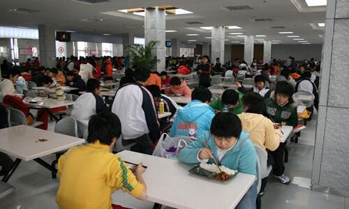 廣東三部門(mén)聯(lián)合發(fā)文嚴(yán)禁學(xué)校食堂分包轉(zhuǎn)包，每餐須有校方人員陪餐